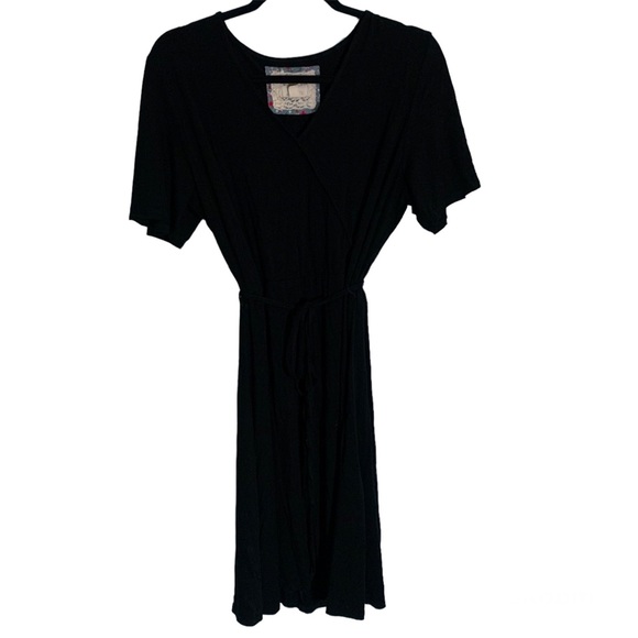 Cupio Dresses & Skirts - 5 for 25 Cupio v-neck little black midi t-shirt dress LBD